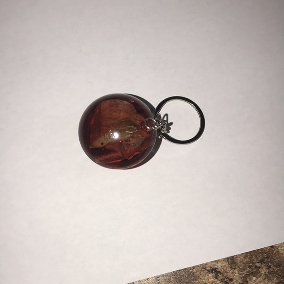 Mini Mushroom 🍄 Keychain with flower petals - Picture 2 of 4